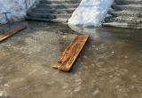 Приплыли: в Надыме из-за талой воды во дворе жильцы вынуждены сидеть дома (ФОТО)