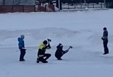 В Салехарде дети пытались прорубить лед на озере топором (ВИДЕО)