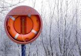 В Надыме спасатели сняли со льда озера двух подростков