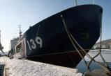 На Ямале экипаж нефтяного танкера спас рыбаков с дрейфующей льдины