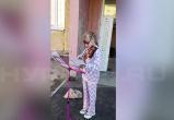 В Новом Уренгое юная скрипачка радует соседей уличным концертом (ВИДЕО) 