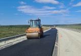 На трассе Надым-Салехард ремонтируют дорогу новым асфальтобетоном местного производства