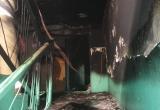 В Ноябрьске загоревшийся старый хлам на лестничной площадке отравил женщину угарным газом (ФОТО)