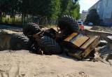 В Ноябрьске трактор провалился в траншею (ФОТО)