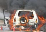 Пожарные Ямала потушили горящую «Ниву» и гаражный бокс