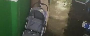 Квартиру мамы двух малышей в Лабытнанги затопило слизью и ржавчиной