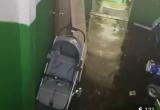 Квартиру мамы двух малышей в Лабытнанги затопило слизью и ржавчиной
