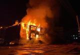В Новом Уренгое  дотла сгорела расселенная деревянная двухэтажка (ФОТО, ВИДЕО) 