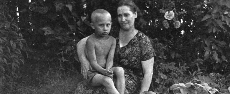 Владимир Путин с мамой. Фото из семейного архива президента России 