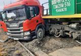 На Ямале на железной дороге «Газпромнефть-снабжение» тепловоз столкнулся с грузовиком (ФОТО) 