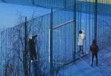  В Надыме подростки ломают забор на новой спортплощадке (ФОТО)