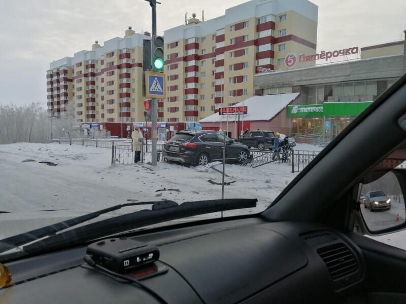 В Новом Уренгое автомобиль «Инфинити» вылетел на тротуар (ФОТО)