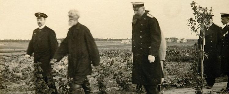 Петр Столыпин (в белой фуражке) осматривает хуторские угодья возле Москвы. Фотография 1910 года. 