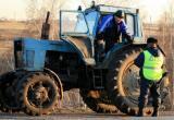 Депутат из Тюменской области рассекал по району пьяным на тракторе 