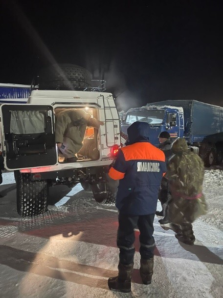 Спасатели Тазовского на ТРЭКОЛе выручили троих ямальцев на сломавшемся снегоходе