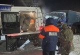 Спасатели Тазовского на ТРЭКОЛе выручили троих ямальцев на сломавшемся снегоходе