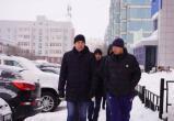 Андрей Воронов прошелся по дворам и пообещал проконтролировать каждую кучу снега