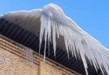 В Губкинском мужчине на голову с крыши упал кусок льда (ВИДЕО) 