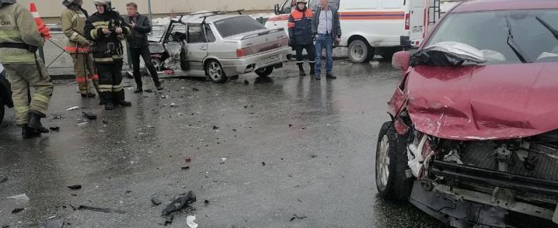 Осколочные раны лица получил водитель в аварии на светофоре в Ноябрьске. В авто виновника находились трое детей 
