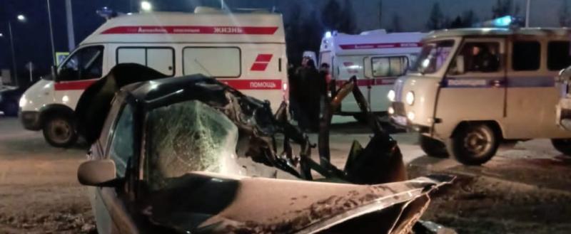 В столкновении «Лады» и грузовика под Новым Уренгоем погиб человек (ФОТО) 