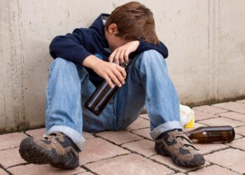 Почему подростки так уязвимы для пристрастия к алкоголю? Что толкает их к «бутылке»?