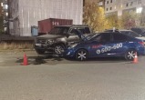 В Новом Уренгое таксист на «Солярисе» повредил два припаркованных внедорожника  