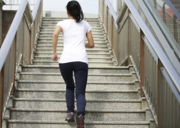 Ходьба по лестнице – укрепляет кости
