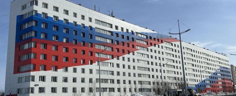 Новый Уренгой в цветах флага: как обычный дом стал символом города