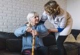 Бережём старшее поколение: как предотвратить падения и травмы дома