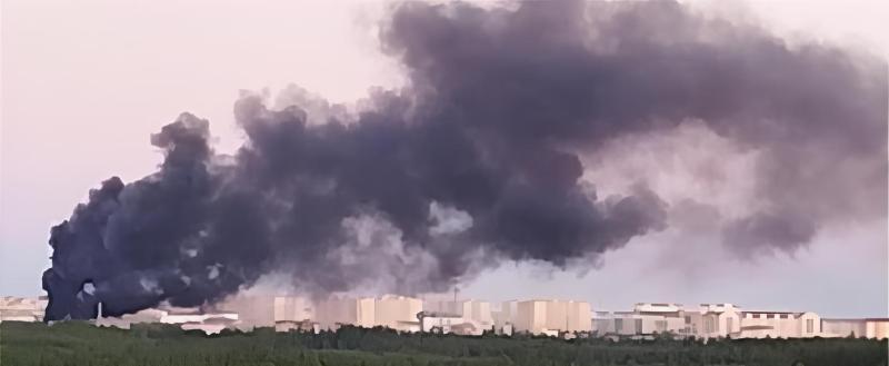 Пожар в строящемся здании в Новом Уренгое